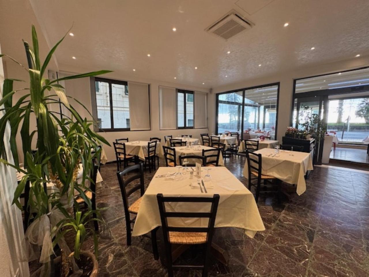 Hotel Ristorante Milton Varazze Exteriör bild