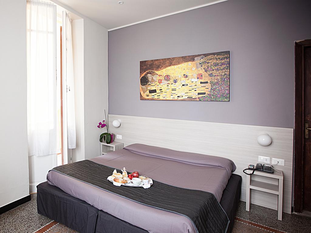 Hotel Ristorante Milton Varazze Exteriör bild
